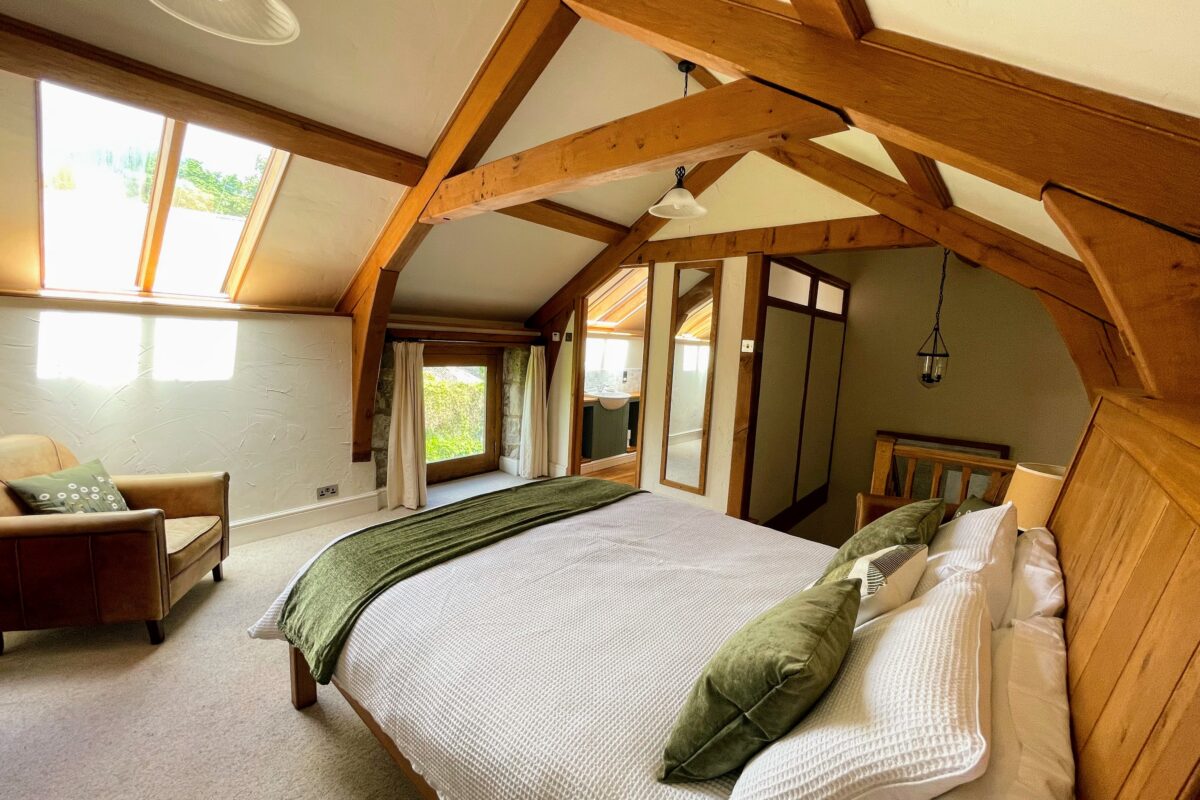 Widecombe Cottage - King size bedroom